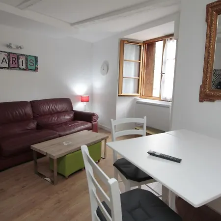 Joli Studio Renove En Rdc Tout Equipe Centre Du Village アパート *