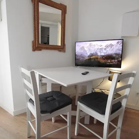 Joli Studio Renove En Rdc Tout Equipe Centre Du Village アパート